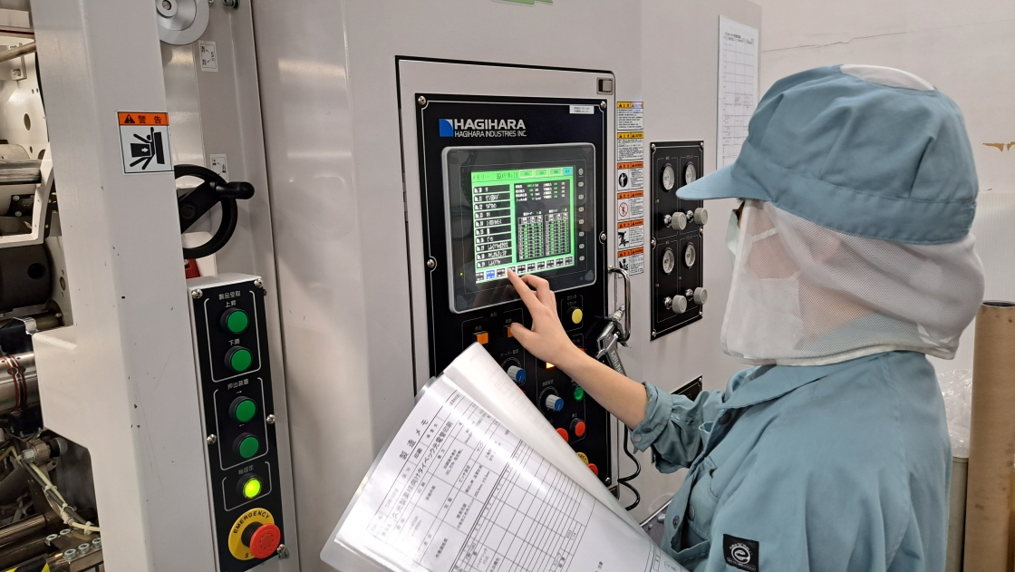 製造課 スリッター担当 仕事風景01